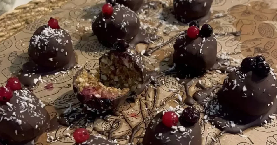 5 Ingredient Date Balls Recipe (1)